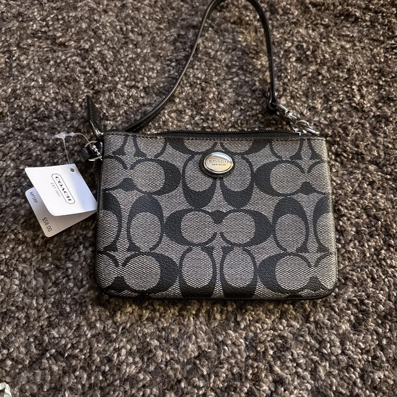 New with tags coach wristlet - Picture 1 of 3